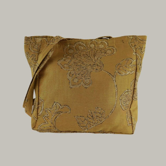 Tote in gold