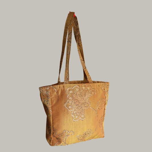 Tote in gold